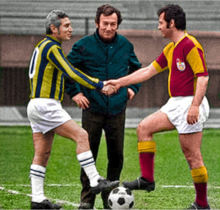 Lefter Küçükandonyadis ve Metin Oktay maç öncesinde santrada el sıkışıyor